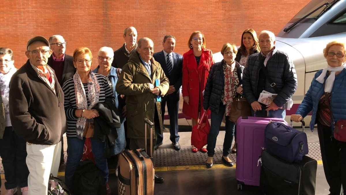 Jubilados con maletas listos para viajar en los viajes del Imserso 2025-2026.