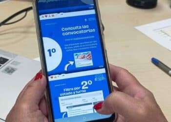 Persona consulta en móvil el canal WhatsApp Madrid Talento con ofertas de empleo público.
