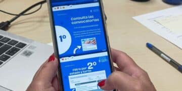 Persona consulta en móvil el canal WhatsApp Madrid Talento con ofertas de empleo público.