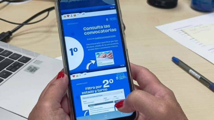 Persona consulta en móvil el canal WhatsApp Madrid Talento con ofertas de empleo público.