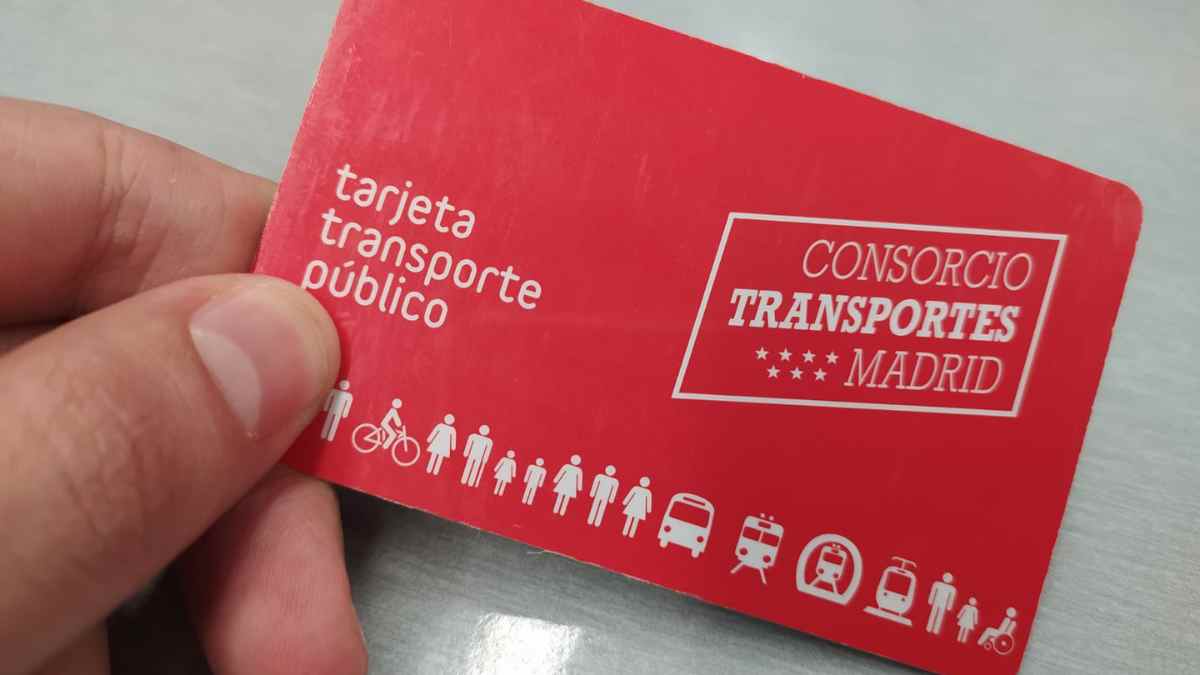 Tarjeta roja del abono transporte público del Consorcio de Transportes de Madrid.