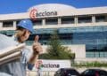 Operarios de producción en Acciona Torrejón de Ardoz con jornada reducida de 35 horas semanales.