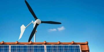 Aerogenerador doméstico SkyWind junto a placas solares en tejado.