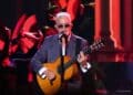 Alejandro Sanz en concierto con su guitarra durante la gira 2026.