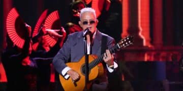 Alejandro Sanz en concierto con su guitarra durante la gira 2026.