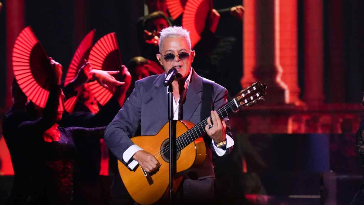 Alejandro Sanz en concierto con su guitarra durante la gira 2026.