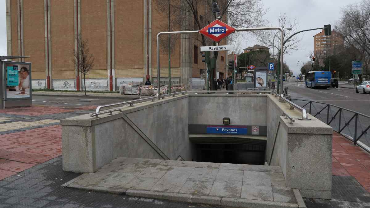 Entrada metro Pavones Madrid alquiler pisos baratos menos 900 euros.