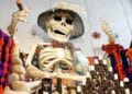 altar de muertos en Madrid con cabaret mexicano y flores de cempasúchil