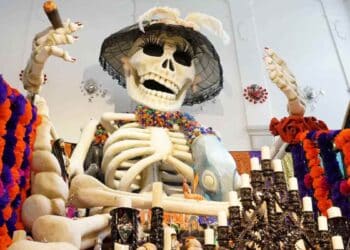 altar de muertos en Madrid con cabaret mexicano y flores de cempasúchil
