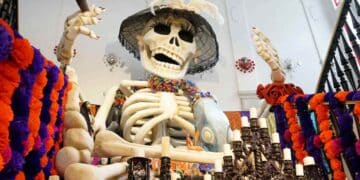 altar de muertos en Madrid con cabaret mexicano y flores de cempasúchil