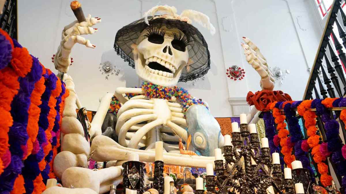 altar de muertos en Madrid con cabaret mexicano y flores de cempasúchil