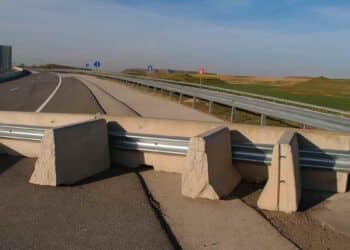 Autopista fantasma M-205 en Madrid cerrada con barreras de hormigón.