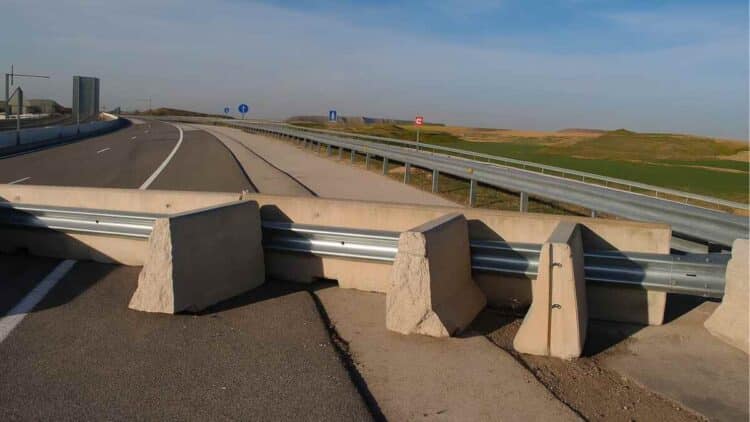 Autopista fantasma M-205 en Madrid cerrada con barreras de hormigón.