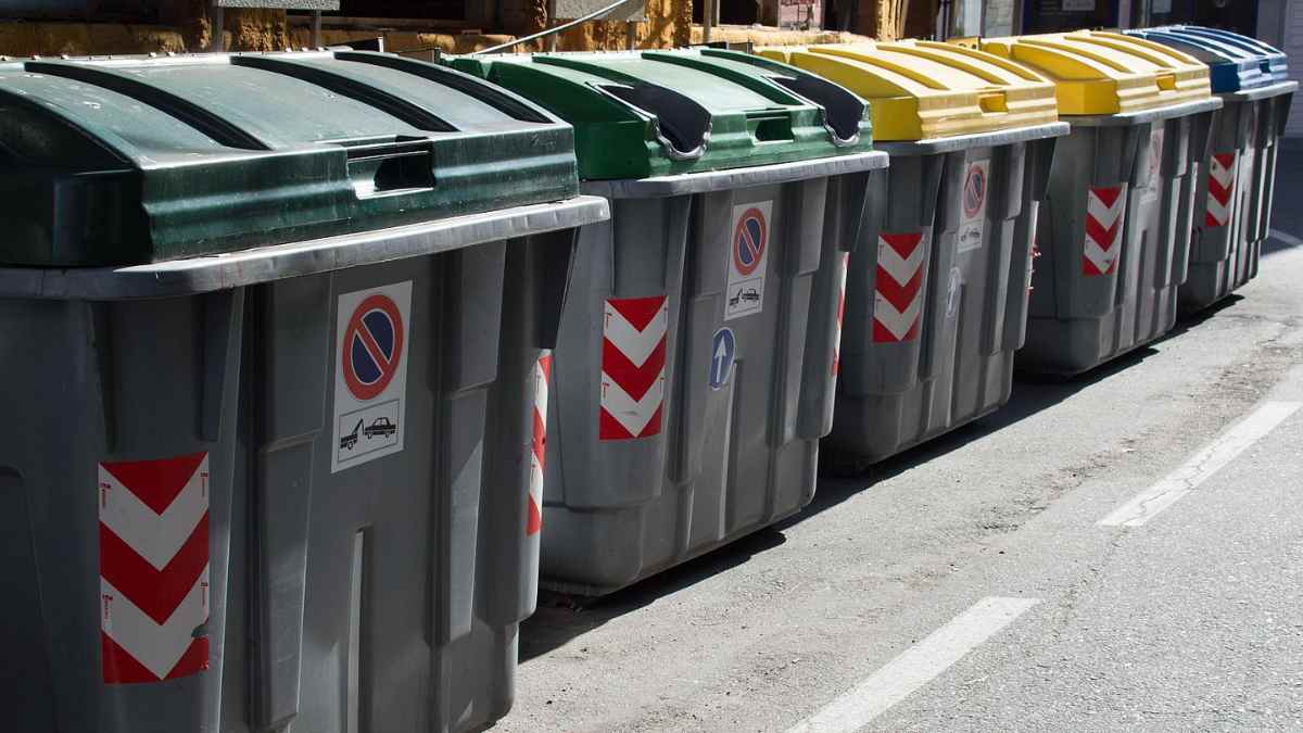 Contenedores de reciclaje en municipios pequeños de Madrid con nueva ayuda de basuras
