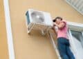 Instalación de aire acondicionado en vivienda dentro de ayudas para hogares vulnerables en Madrid.