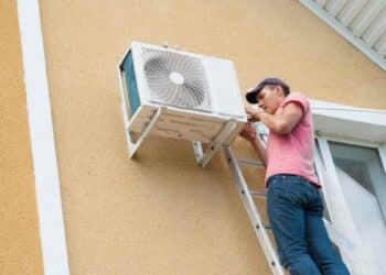 Instalación de aire acondicionado en vivienda dentro de ayudas para hogares vulnerables en Madrid.