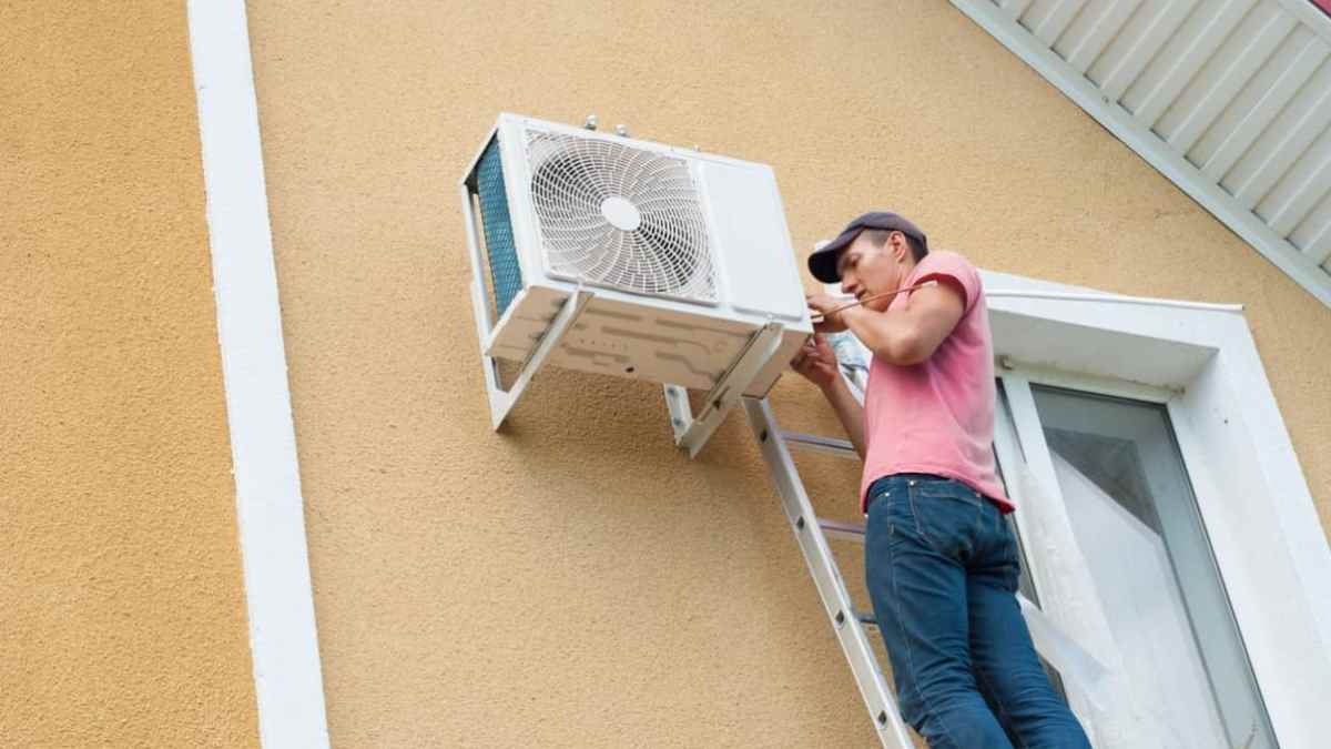 Instalación de aire acondicionado en vivienda dentro de ayudas para hogares vulnerables en Madrid.