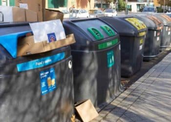 Contenedores de basura y reciclaje en Madrid por nueva tasa municipal.