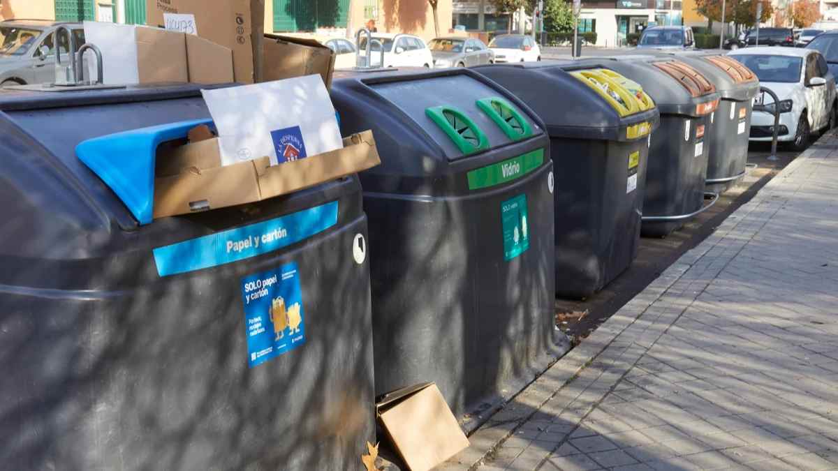 Contenedores de basura y reciclaje en Madrid por nueva tasa municipal.