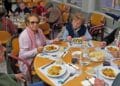 Personas mayores en un comedor municipal de Madrid compartiendo comida.