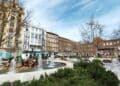 Plaza en barrio de Madrid ideal para estudiantes en 2025.