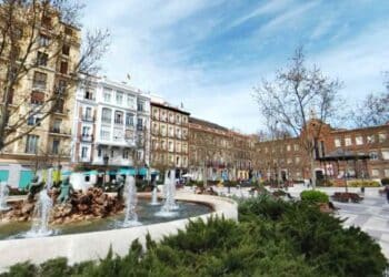Plaza en barrio de Madrid ideal para estudiantes en 2025.