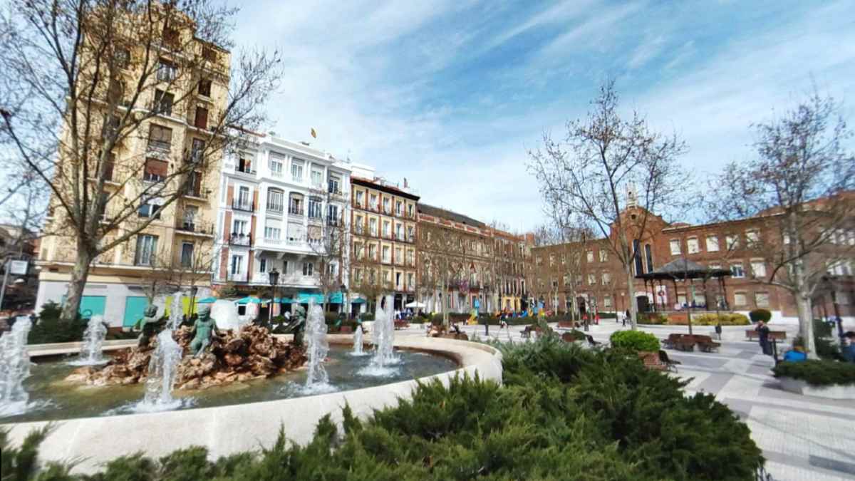 Plaza en barrio de Madrid ideal para estudiantes en 2025.