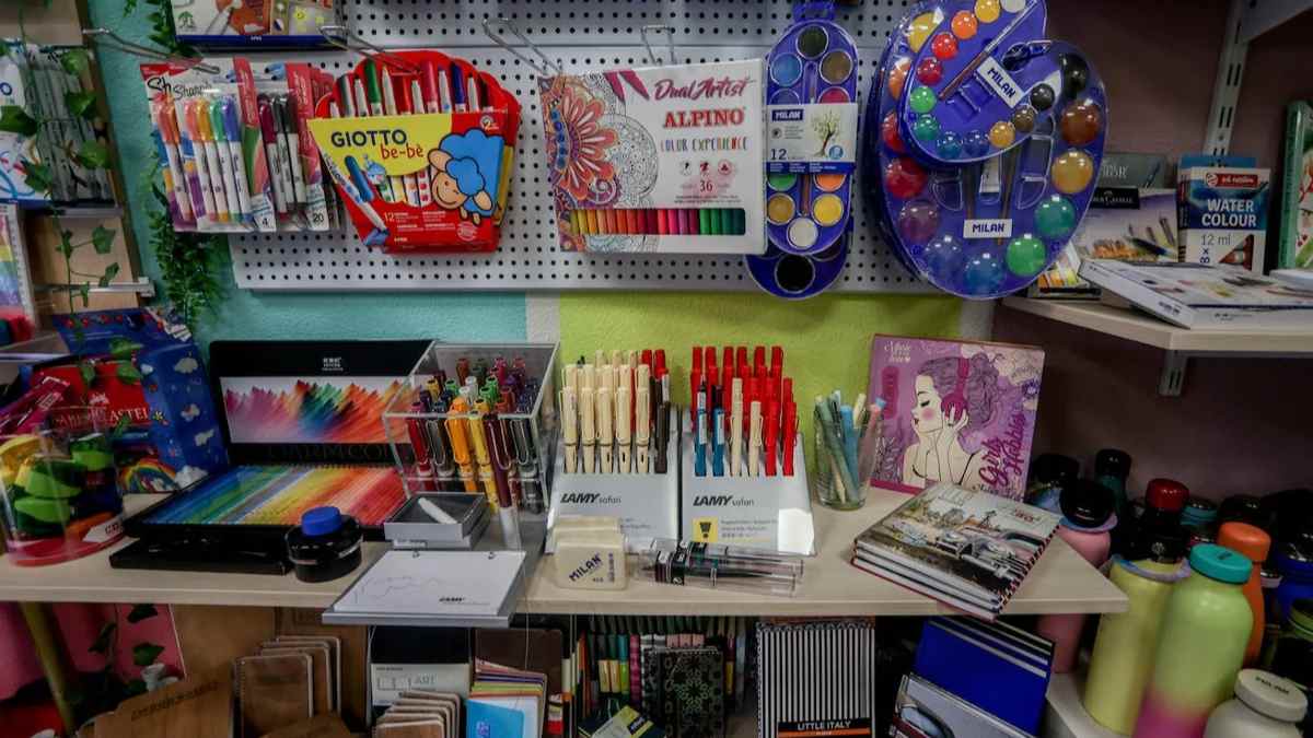 Material escolar en papelería para becas 2025/2026 de hasta 300 euros por familia en San Fernando de Henares.