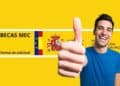 Estudiante feliz con cartel de Becas MEC 2025-2026 y bandera de España.