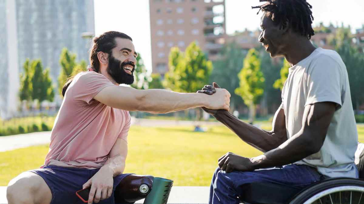 Personas con discapacidad en Madrid compartiendo apoyo y beneficios 2025.