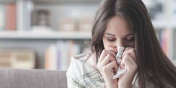 Trabajadora enferma en casa con baja laboral y sueldo íntegro según BOE.