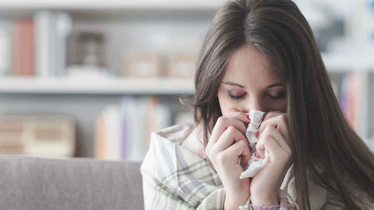 Trabajadora enferma en casa con baja laboral y sueldo íntegro según BOE.