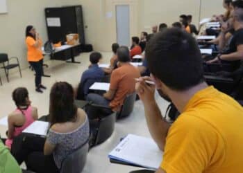 Aula con opositores preparando exámenes para las más de 3.000 plazas del BOE.