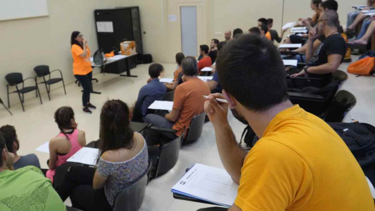 Aula con opositores preparando exámenes para las más de 3.000 plazas del BOE.