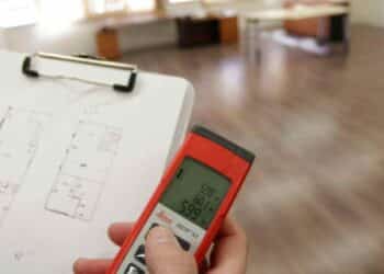 Tasación de vivienda con plano y medidor para hipoteca y seguros.