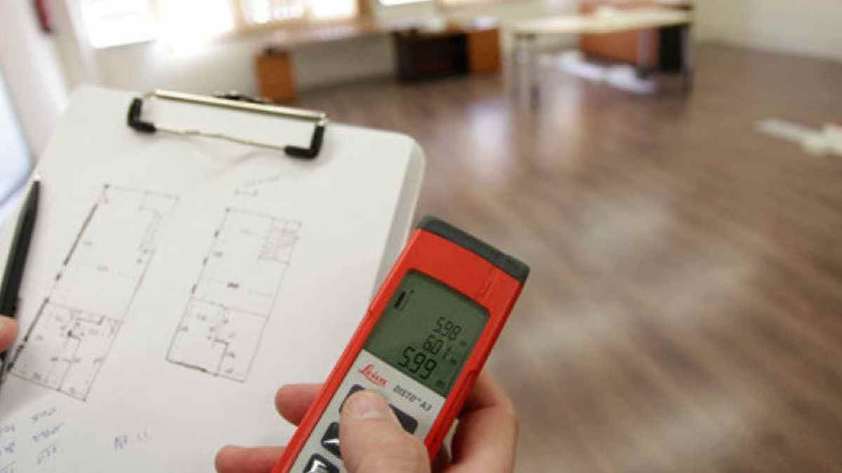 Tasación de vivienda con plano y medidor para hipoteca y seguros.