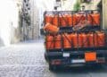 Camión repartiendo bombonas de butano en una calle con precio regulado por el BOE en septiembre 2025.