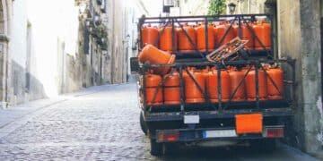 Camión repartiendo bombonas de butano en una calle con precio regulado por el BOE en septiembre 2025.