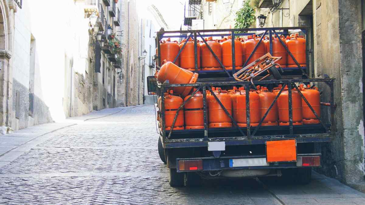 Camión repartiendo bombonas de butano en una calle con precio regulado por el BOE en septiembre 2025.