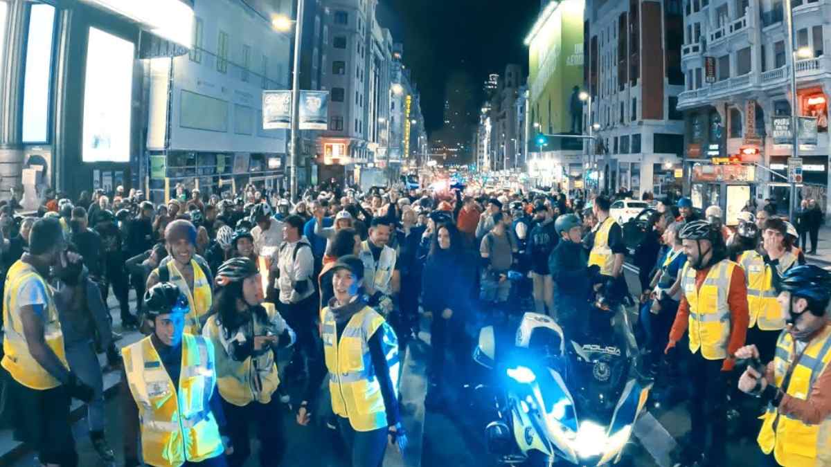 Patinadores en la Gran Vía de Madrid durante la Madrid Roller Night con cortes de tráfico el 12 de septiembre.