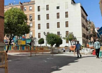 Obras de peatonalización en las calles del entorno del Mercado de Tirso de Molina en Madrid.