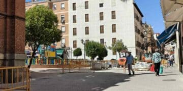 Obras de peatonalización en las calles del entorno del Mercado de Tirso de Molina en Madrid.