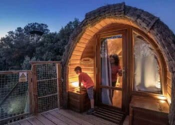 Camping en Madrid con cabañas en los árboles en la Sierra de Guadarrama.