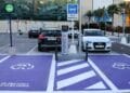 Punto de recarga gratis para coche eléctrico en un aparcamiento en España.
