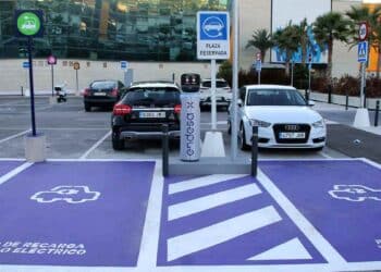 Punto de recarga gratis para coche eléctrico en un aparcamiento en España.