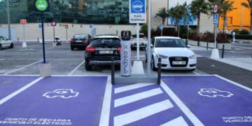 Punto de recarga gratis para coche eléctrico en un aparcamiento en España.