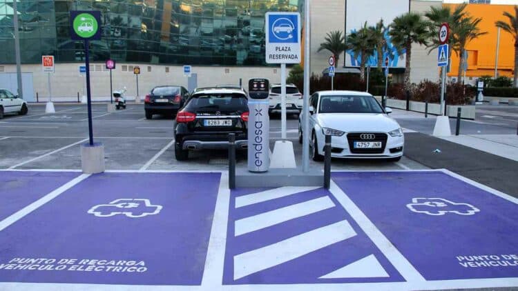 Punto de recarga gratis para coche eléctrico en un aparcamiento en España.