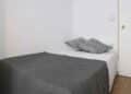 Habitación pequeña en Madrid de 800 euros sin espacio para escritorio.