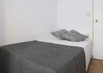 Habitación pequeña en Madrid de 800 euros sin espacio para escritorio.