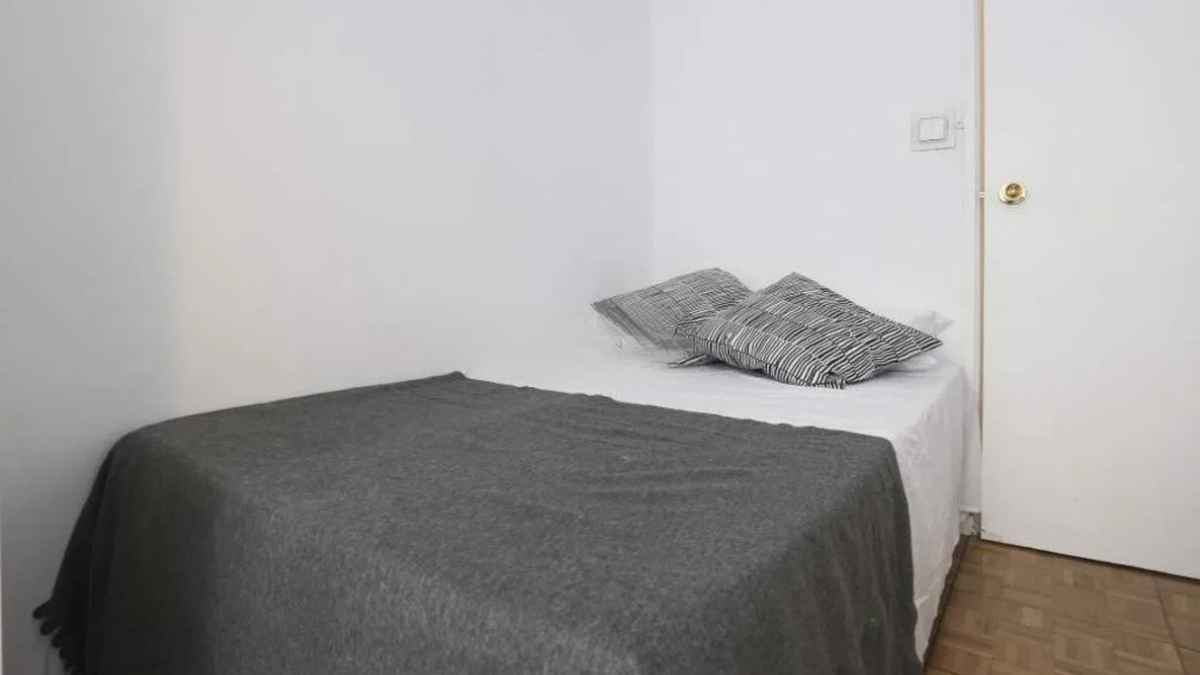 Habitación pequeña en Madrid de 800 euros sin espacio para escritorio.